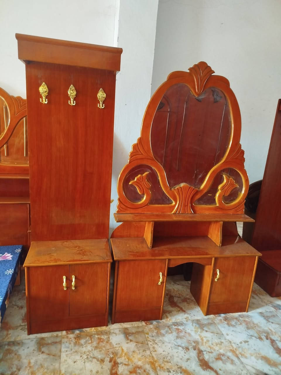 غرفه أم خمسة 
للبيع سعر 550
العنوان العزه القديمة 
***********
