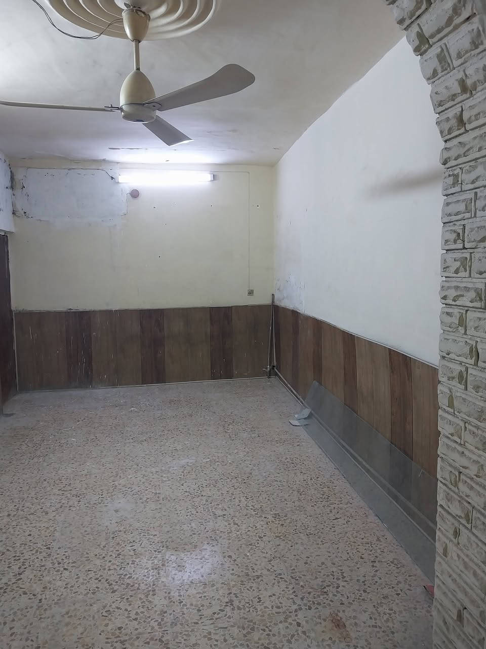 محل للايجار مساحه ٧×٣ مركز المدينه قرب مصرف الزراعي للاستفسار *********** علما ان المحل مجهز بالمراوح والانارة
