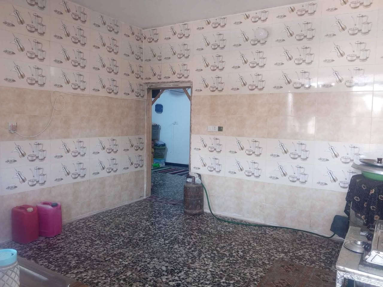 سلام عليكم بيت للبيع في منطقة الجعاره جميع الخدمات متوفره مساحة البيت 212م يتكون البيت من غرفتين وصاله استقبال ومطبخ وحمام داخلي السعر 65وقابل للتفاوض للتصال***********
