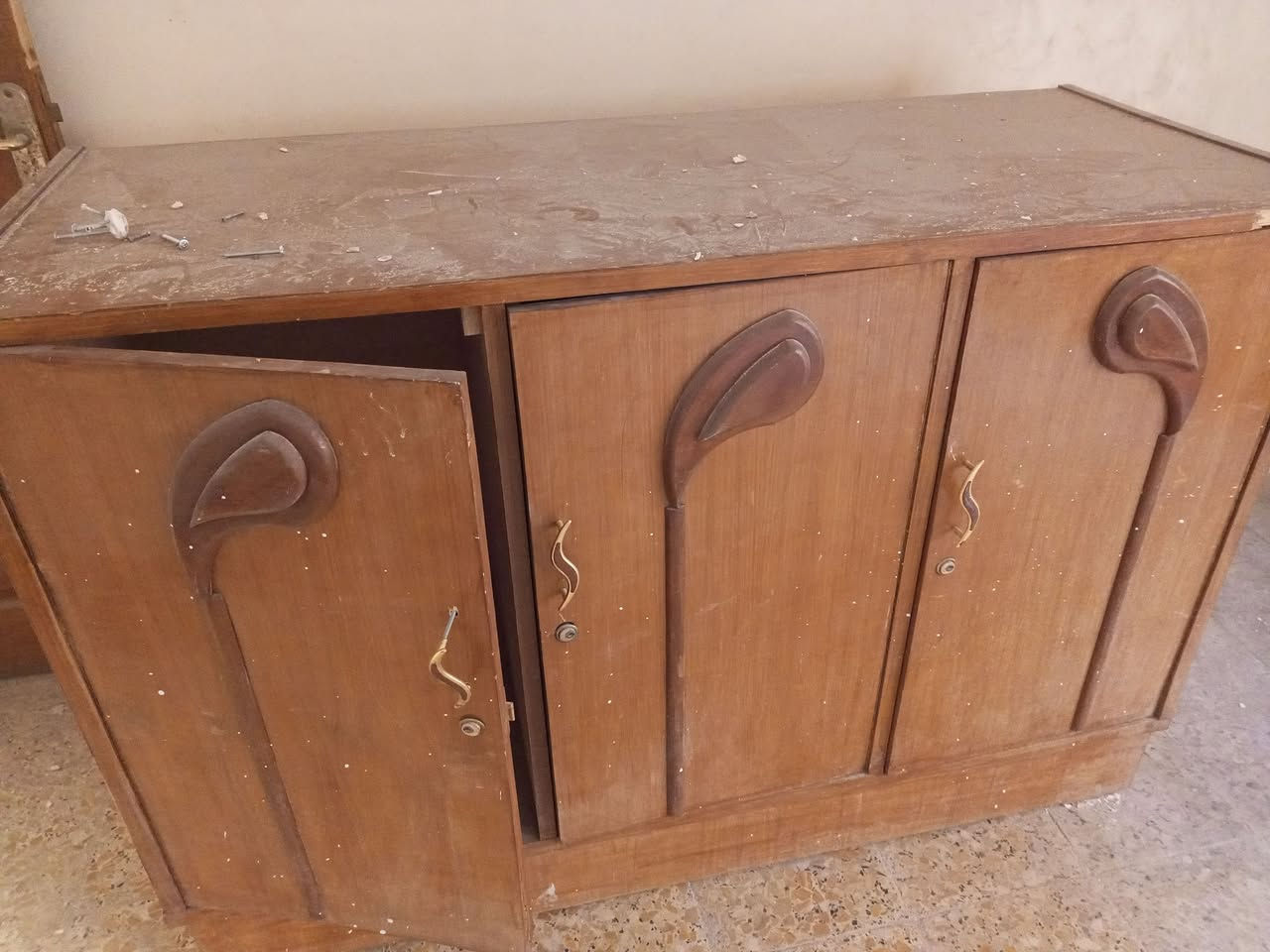 بوفيه نضيفه نقصه بس قفاله السعر قفل 100
***********رقم الهاتف
