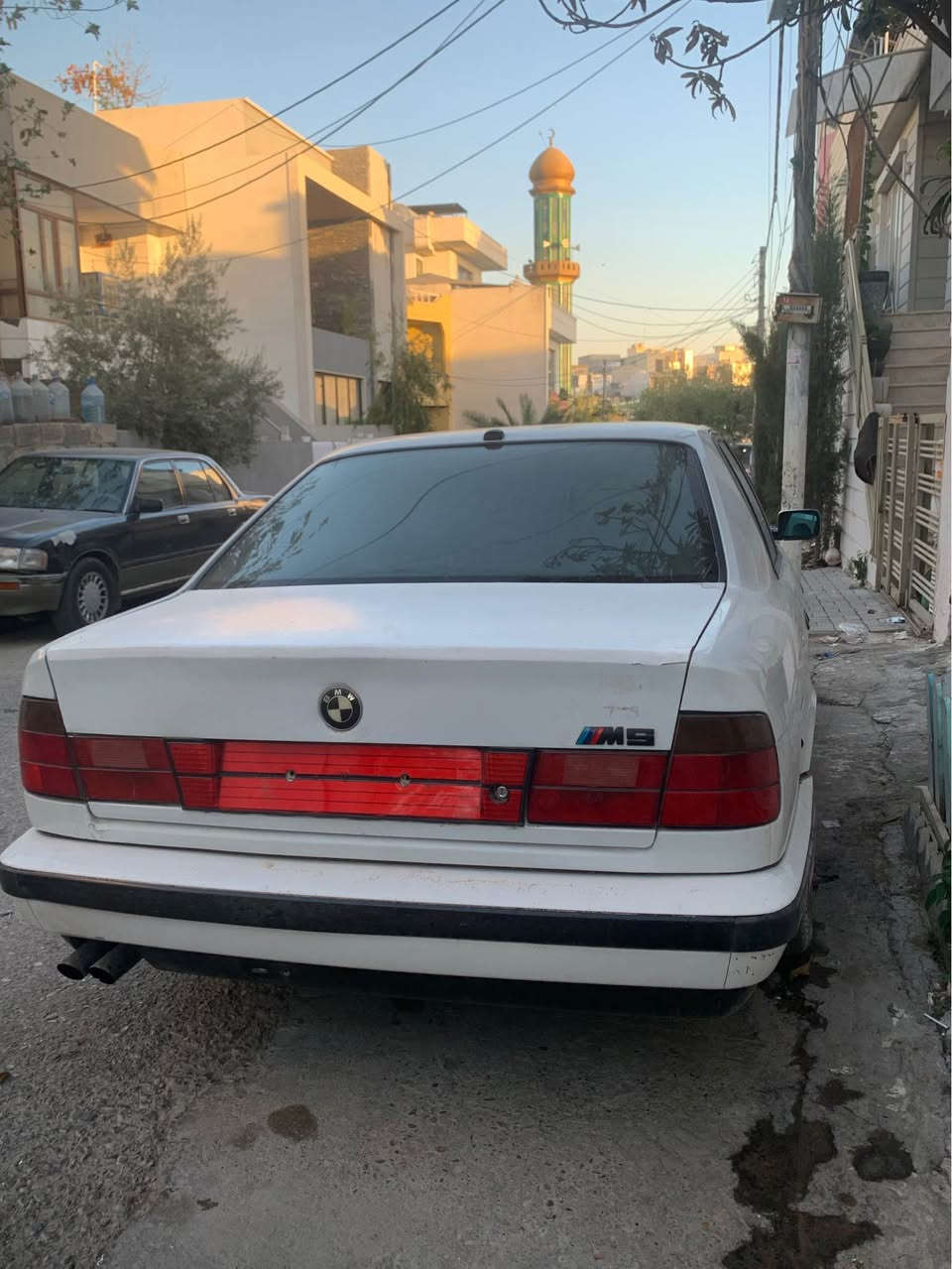 بیئێم ٥٢٥ 
گێڕ ئۆتۆماتیک
 مۆدێل ١٩٩٤ 
 ئاڕم پلاستیک
پێش پان
 تەعدیل سورعە 
٢ جامی پێشەوە کارەبای
ناو خورفەی زۆر پاک و تازە ماوەتەوە
تەبریدی بەشەرتی ئەوەی لە هی سەنی خۆشتربێت
تەبریدی و گەرمی و کارەبایاتی مەزبوت
گێڕ و مەکینە مەزبوت
سەیەرەکە کامل بۆیاخ نییە 
هەیکەلی هەتا بڵێی جوانەو پاک ماوەتەوە
٤ تای تازەی لەسەرە 
پێشوو دوای تون توڵ و مەزبوتە
مەسرەفی هیچ تیانییە ماڵی دۆستە
نرخ ٥٧ گەڵاو شتێک معامەلە 
قیست و قەرزم نییە گۆڕینەوەش ئەکەم 
شوێن سلێمانی *********** السليمانية, العراق
