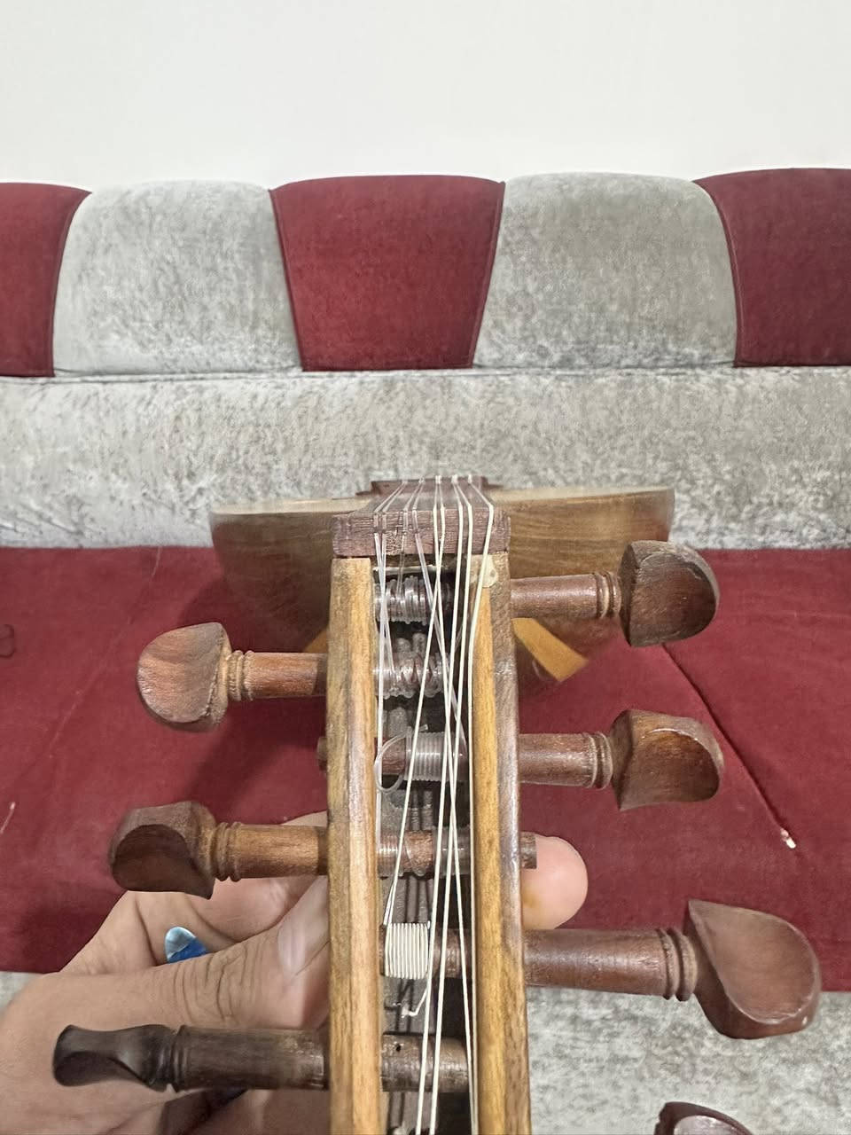 سلام عليكم عود عراقي للبيع مكتوب الصانع نجم عبود مصنوع سنة 1998 مصلح ضهر وشمسية *********** مكاني الانبار
