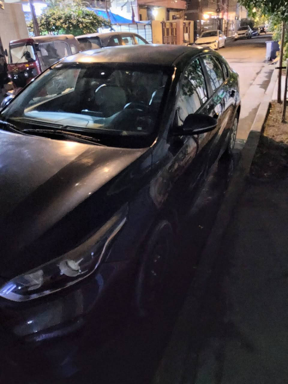 سيراتو 19 لا صبغ ولا ضربة بيها بارد بالباب والجاملغ وبيها طختين مامصلحات بالباب على گد شبر  والقمارة بيها جراد السعر 135 بغداد الحرية وااساب *********** ماشية حدود ال60 الف
