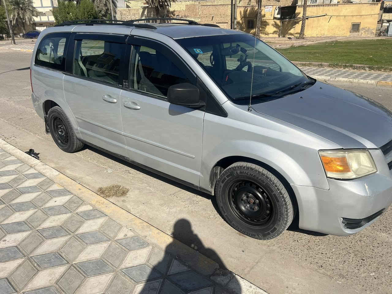 كرفان 2010 مكينه 3300 سياره مصبوغة حزام جماليه  ماشيه 98الف نظيفة رقمها بغداد دولي بأسمي  تبريد ثلج قطعه واحده تخم تاير جديد مراوس حسب القناعة رقم ***********
