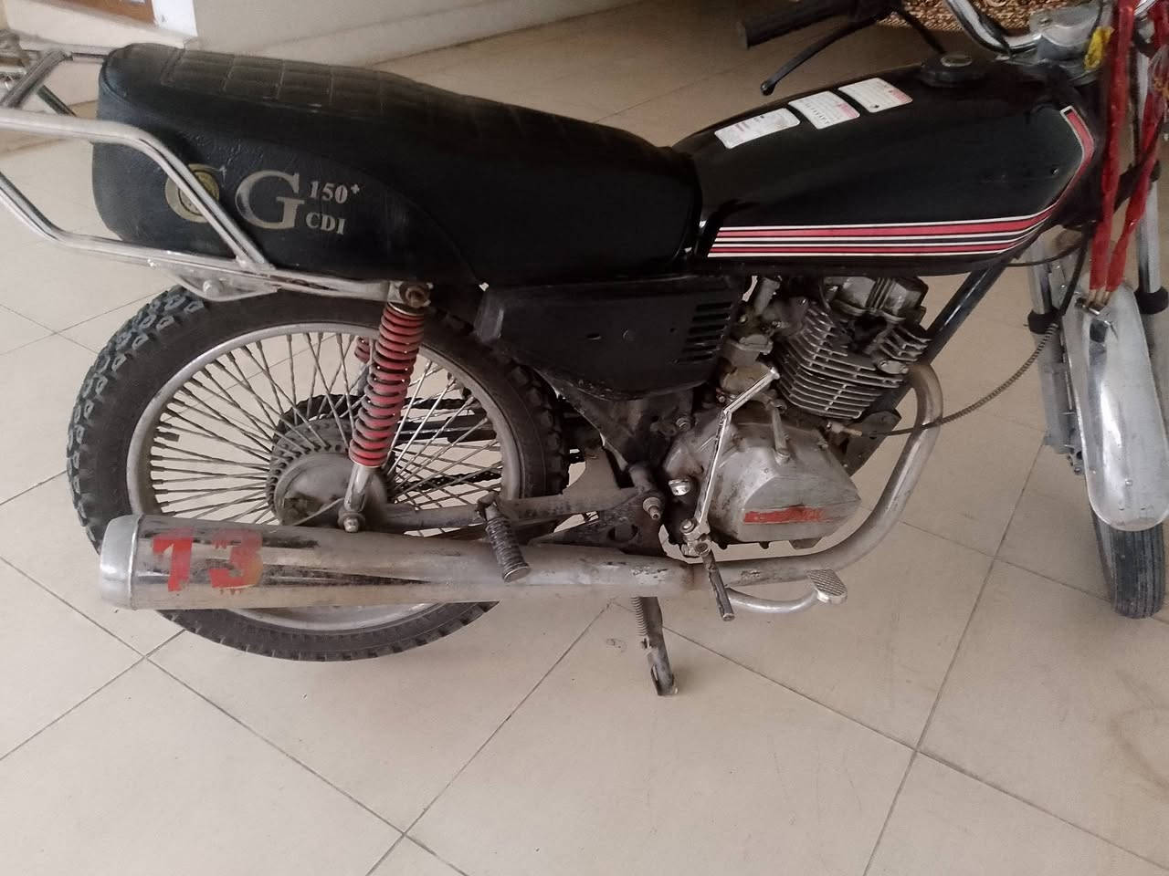 من رخصة الادمن
دراجة 5 كير. كلش نظيفة. وعيب مبيها.

وغراظها كلها موجودا جبيتهم جدد
 اشاير خلفي وامامي ودشبول وباتري
وكلوب امامي.  بس اني هيج ردتت ابيعها لابيها عيب ولا شي ورايدة ب 250 الف

الي شراي ورايدة هذا رقمي
***********
