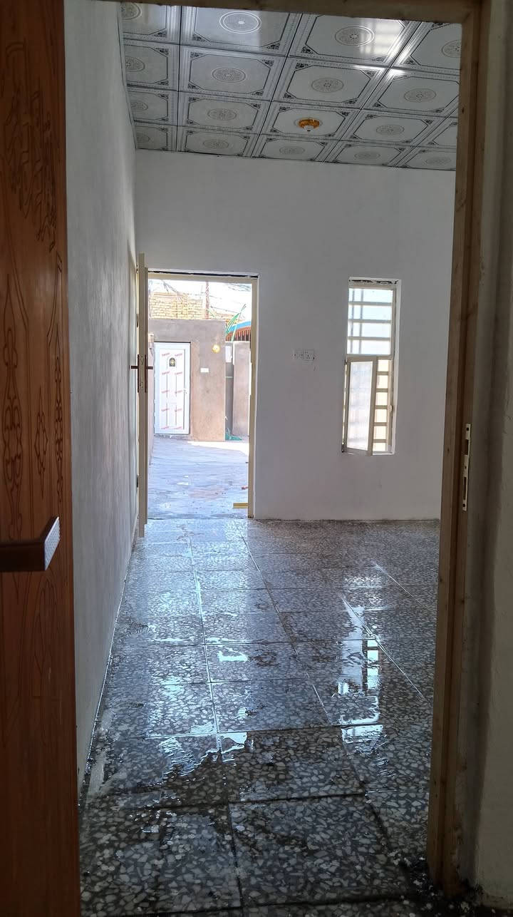 سلام عليكم بيت 100متر للايجار جديد حي ميسان يتكون غرفه+صاله +مطبخ بل صاله +مكشوفه +حمام +كراج  سعر الاجار ميتين وخمسين الاتصال ***********
