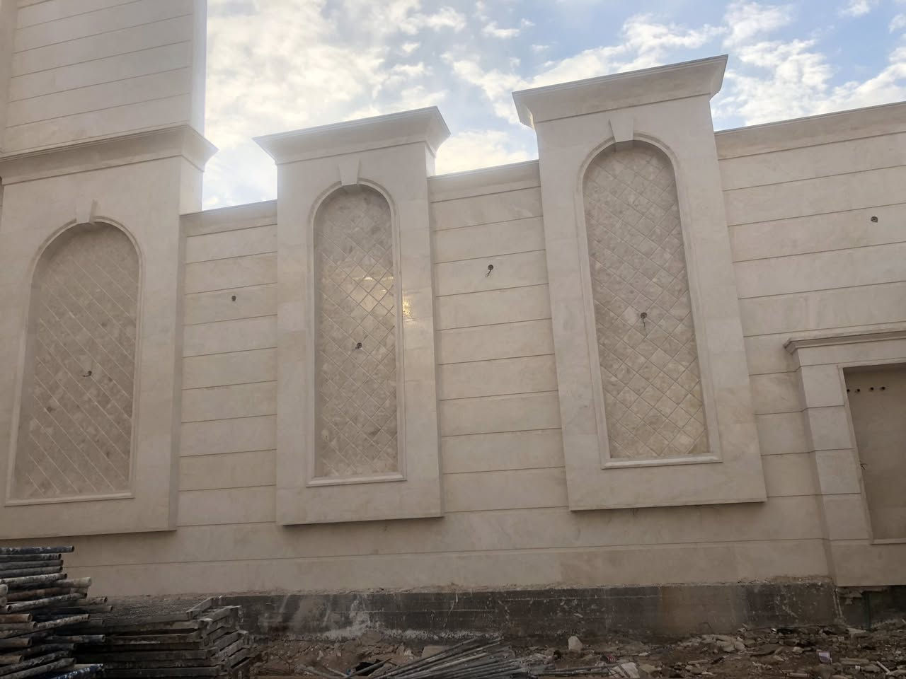 السلام عليكم عمل واجهات مرمر بأئدق التفاصيل والديكورات الكلااسك والمودرن والروماني وديكورات داخلي مادة العمل لحيم وسيم نحاس وخبط او ميكانيك استفسار ***********
