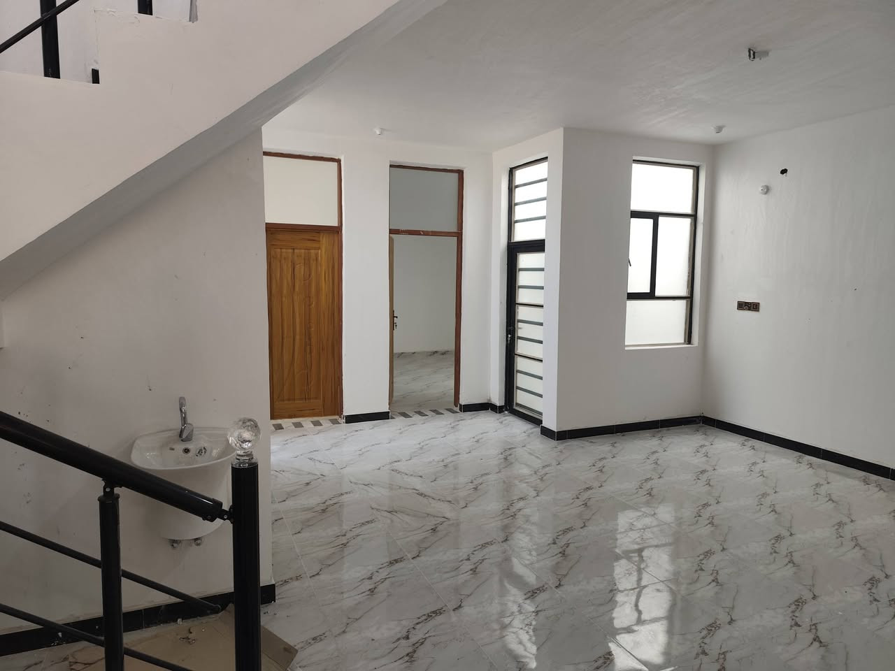 دار للبيع بناء حديث مساحة 150 يتكون من غرفتين نوم وصاله ومطبخ وستقبال حي الحكيم شارع الوائلي سعره 58وقابل لتفاوض ***********
