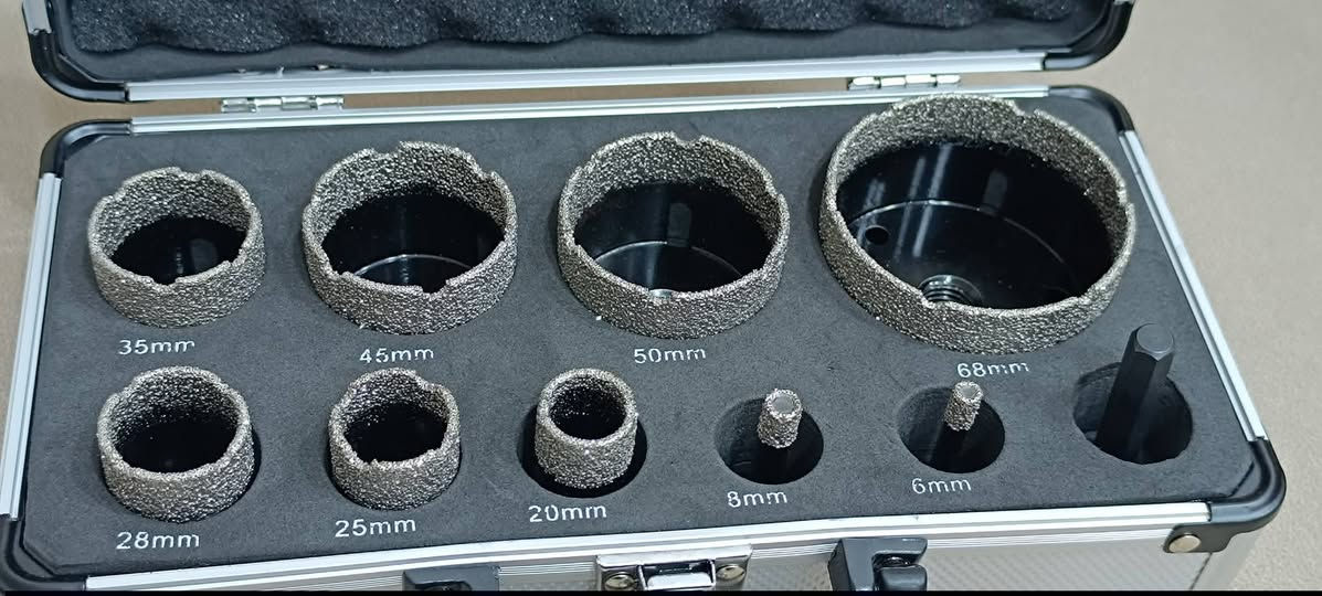 مجموعة من رؤوس مثقاب ماسية مجوفة تستخدم لعمل ثقوب دقيقة في المواد الصلبة مثل السيراميك والجرانيت والرخام.
تتضمن المجموعة 10 رأسًا بأحجام مختلفة: 6 مم، 8 مم، 20 مم، 25 مم، 28 مم، 35 مم، 45 مم، 50 مم، و 68 مم. 
الرؤوس مصنوعة من الفولاذ ومطلية بالماس، مما يجعلها فعالة لقطع المواد القاسية. 
للطلب مراسلة الصفحه ،،،،،،


**إذا كنت صاحب هذا الإعلان وتريد حذفه لأي سبب، رجاءا أرسل رسالة إلى الدعم الفني**