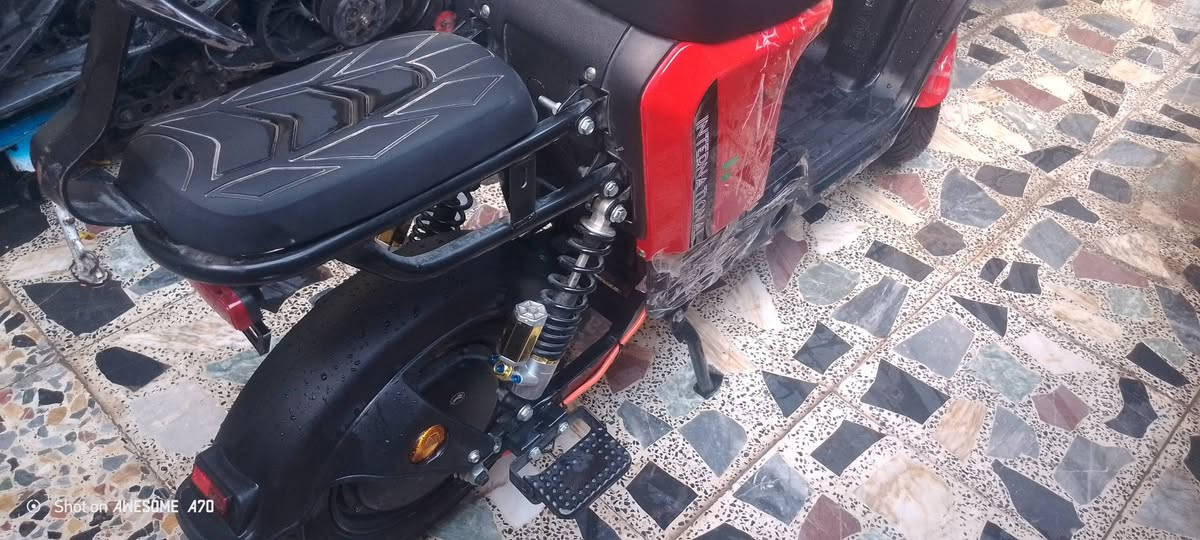 سلام عليكم دراجه شحن للبيع جديدد تاركه بطارياته مابيهن شحن فقط السعر. 450 بيه مجال  ***********
