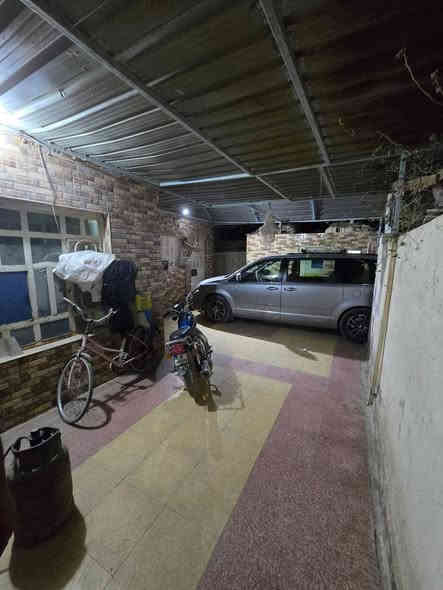 سلام عليكم
بيت للبيع حي الزهراء مقابيل المعهد الفني 

مساحه البيت 200م طابو صرف بناء درجه اولى

 البيت طابقين يحتوي ع 

ستقبال طابق الاول 

صاله ثنين طابق الاول والثاني 

غرف خمسه طابق الاول ثنين الطابق الثاني ٣غرف 

مطبخ + صحيات طابق اول + صحيات طابق ثاني 

+صحيات خارجيه 

السعر خاص 

للاستفسار ***********
