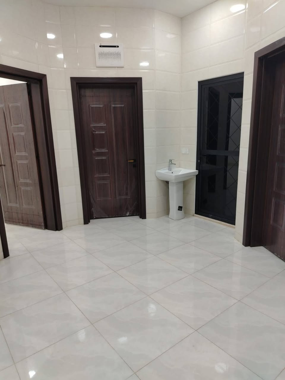 بنايه للبيع ١٠٠م واجهه١٠نزال ١٠ تحتوي على ٣محلات وشقتين كل شقه ٢نوم واستقبال ومطبخ وصحيات البوعيثه العدل الثالث بناء درجه اولى سند ٢٥ تنازل شركه ومؤجره حاليا للاتصال خاص او مكتب جبل الوادي للعقار والاستثمار ***********و***********
