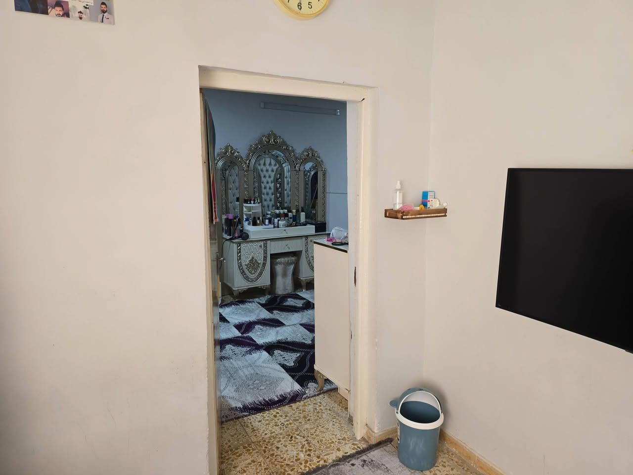 للبيع شقة في مجمع المدثرة/ العمارات القريبة على المعهد
عمارة رقم 2 شقة رقم 12 طابق ثالث.

الشقة نظيفة جدا

 مساحة 135 تحتوي على 3 غرف وديوانية وصالة و مطبخ مع صحيات عدد 2.

موقعهة جدا حلو وماكو عمارة مقابيلهة وقريبة على الشارع العام.

تأسيس ماء و كهرباء جديد.

ايزوكام للسطح كامل 

للاستفسار: ***********.
