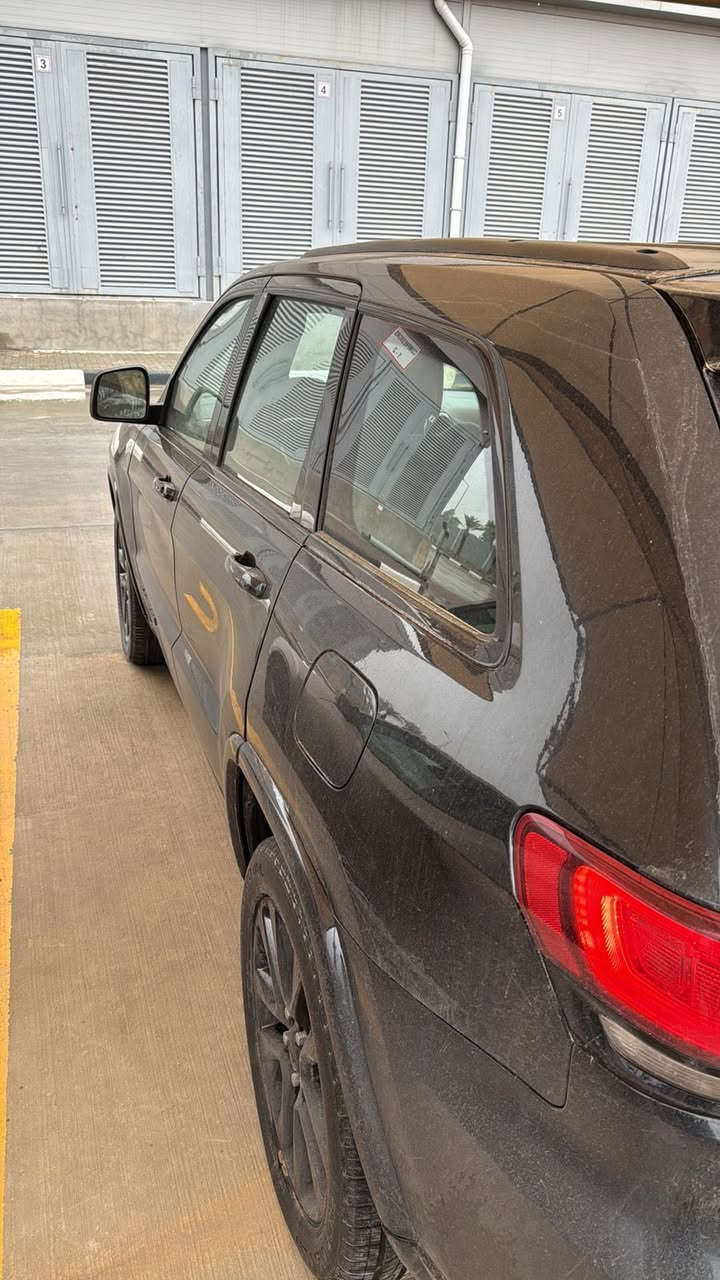 السلام عليكم 🫡
جيب شيروكي 
مديل 2018 
بلاك توب 
معروف موصفات البلاك توب 
4*4 
سيارة كلش حلوة 
مكينة كير كفاله 
السيارة حادثها جاملغ وبنيد سطحي بدون دواخل 
ونفسهن راجعات 

رقم السيارة سليمانية بأسمي 
مكان السيارة بغداد الكرخ 
السعر 230 وبيها مجال 
رقم الهاتف ***********
