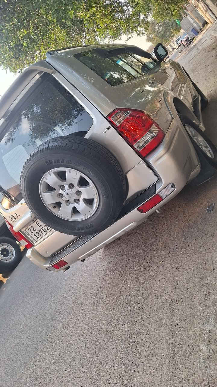 باجيرو 2005، خالية من الحوادث والصبغ، قطعت مسافة 210 آلاف كيلومتر.
(السعر 99  $) قابل للتفاوض بحدود بسيط : ***********.
المحرك سعة 3000 سي سي بحالة ممتازة.
ناقل الحركة ممتاز، ونظام الدفع الرباعي يعمل بكفاءة.
نظام التكييف ثلاثي المناطق، وكفاءة تبريد هذا الموديل معروفة.
الأنظمة الكهربائية تعمل بشكل ممتاز.
الفرش الداخلي من الجلد.
التطعيمات الداخلية من الخشب.
المرايا الجانبية كهربائية.
تتسع لسبعة ركاب.
عملية نقل الملكية تتم مباشرة باسم المشتري. الموقع: بغداد الجديدة.
نظام التعليق بحالة ممتازة.
سيتم تزويد المشتري بقطع غيار أصلية للصدر الأمامي والخلفي.
بالإضافة إلى مشط مقود كهدية للمشتري. بالتوفيق لمن يقتنيها.
