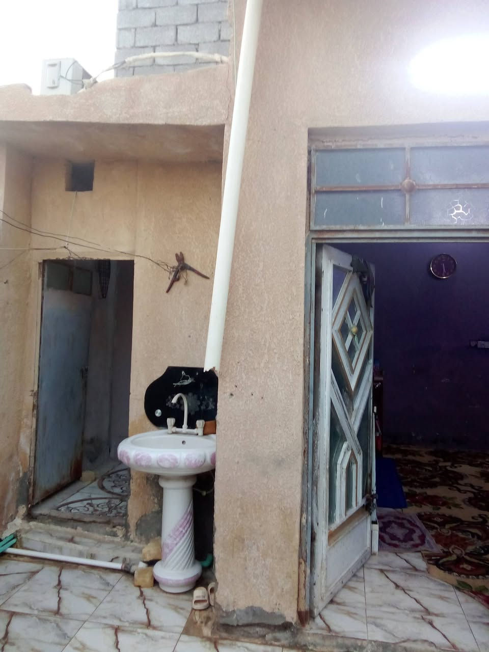 مشتمل للبيع في حي الحكيم شارع كاضم عطوف يتكون من غرفة نوم وهول ومطبخ ومنور وصحيات السقف صب الارضيه سيراميك مناسب جداً الشراي يتفضل خاص اويتصل على الرقم التالي ***********
