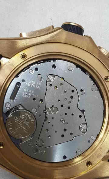 السلام عليكم.........
ساعة tag heuer بطارية 
ماستر كواليتي عالي جدا 
موديل Mercedes Benz 
مكينة ياباني مايوتا 
نافذة للعرض التاريخ 
ستوب وج 
كرونوكراف 
سناتر شغالة 
القطر ٤٧
سير حديد ستانلس ستيل طلاء لون ذهبي معلم 
جديد غير مستعمل مع علبة اعتيادية وبطاقة الضمان الخاص بي 
السعر ١٢٠ الف 
يوجد توصيل ***********
