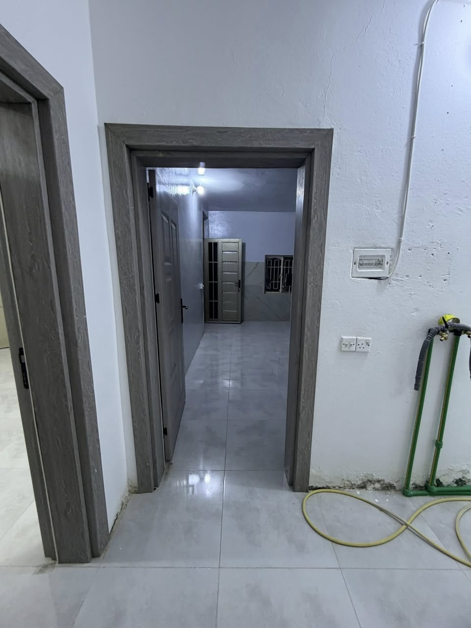 متوفر بيت بموقع مميز ومواصفات ممتازة ومساحة واسعة جاهز للسكن الفوري.
📌 المواصفات:
 المساحة: 200 متر مربع.
 غرف النوم: غرفتين (2) نوم واسعة.
 الاستقبال: صالة استقبال مريحة للضيوف.
 صالة داخلية + مطبخ متكامل.
 الخدمات (WC): مجموعتين صحية (داخلي + خارجي).
💰 سعر الإيجار:
 300 ألف دينار
📞 للتواصل والاستفسار:
 يرجى الاتصال على الرقم

‭0771 276 5801‬

‭0770 732 0510‬

