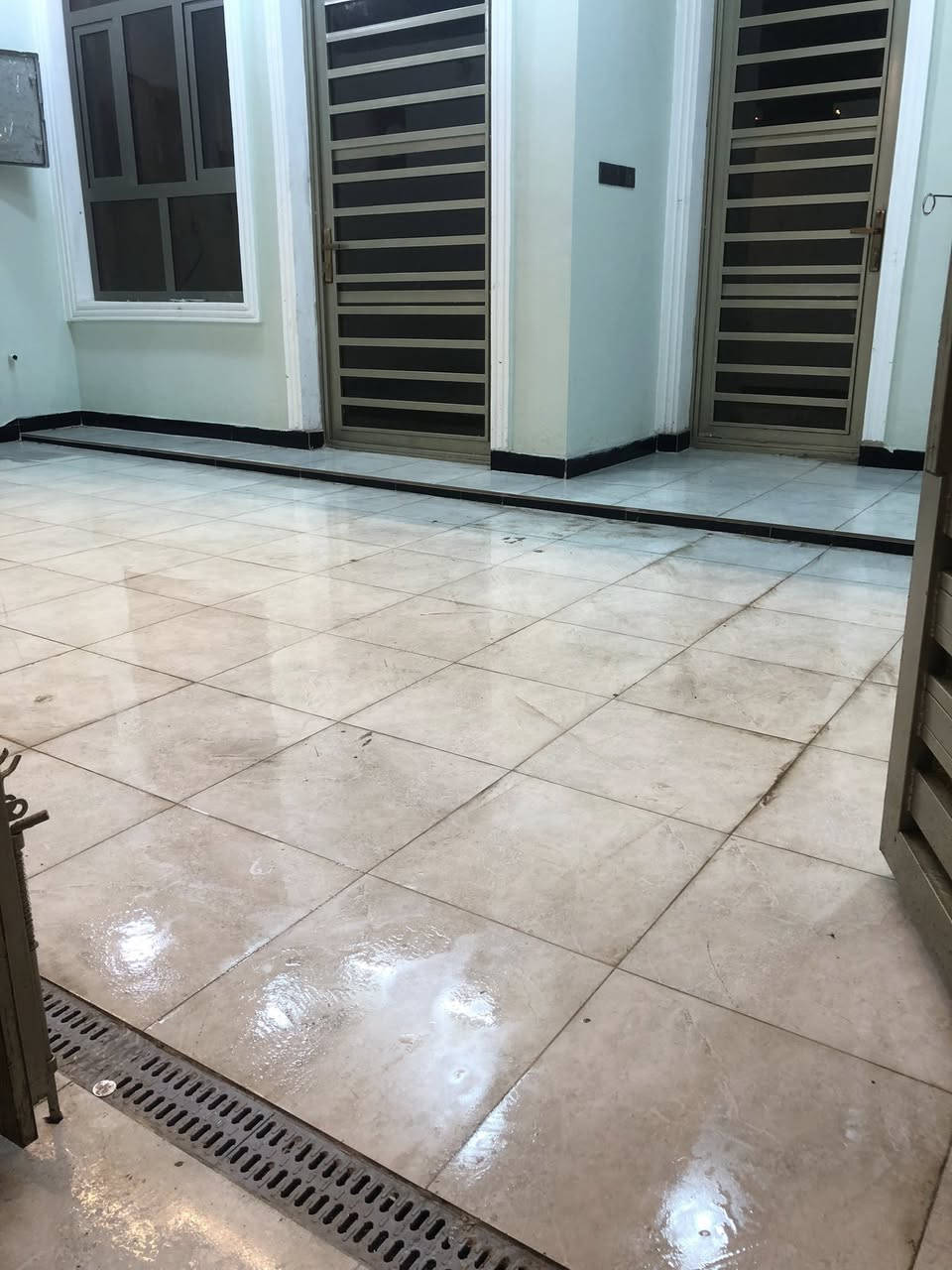 بيت 🏠 للبيع
مساحه 140م واجها 7 نزال 20 

 

نوع السند طابو سند 25 قرار محكمة 

يحتوي البيت على ثلاث غرف 

ويحتوي على ‏منظومة كاميرات￼

الطابق الاول ً/ غرفه سويت و استقبال و مطبخ و صاله كبيره و منور و صحيات داخليه و خارجيه 

طابق الثاني/ غرفتين نوم و بلكونه و صحيات 

موقع ممتاز 👌 

موقع البيت بغداد الراشديه حي الانتصار مقابيل مستشفى 🏥 حماد شهاب 

باقي التفاصيل على الرقم التالي ***********

سعر مناسب جدا جدا 👋
