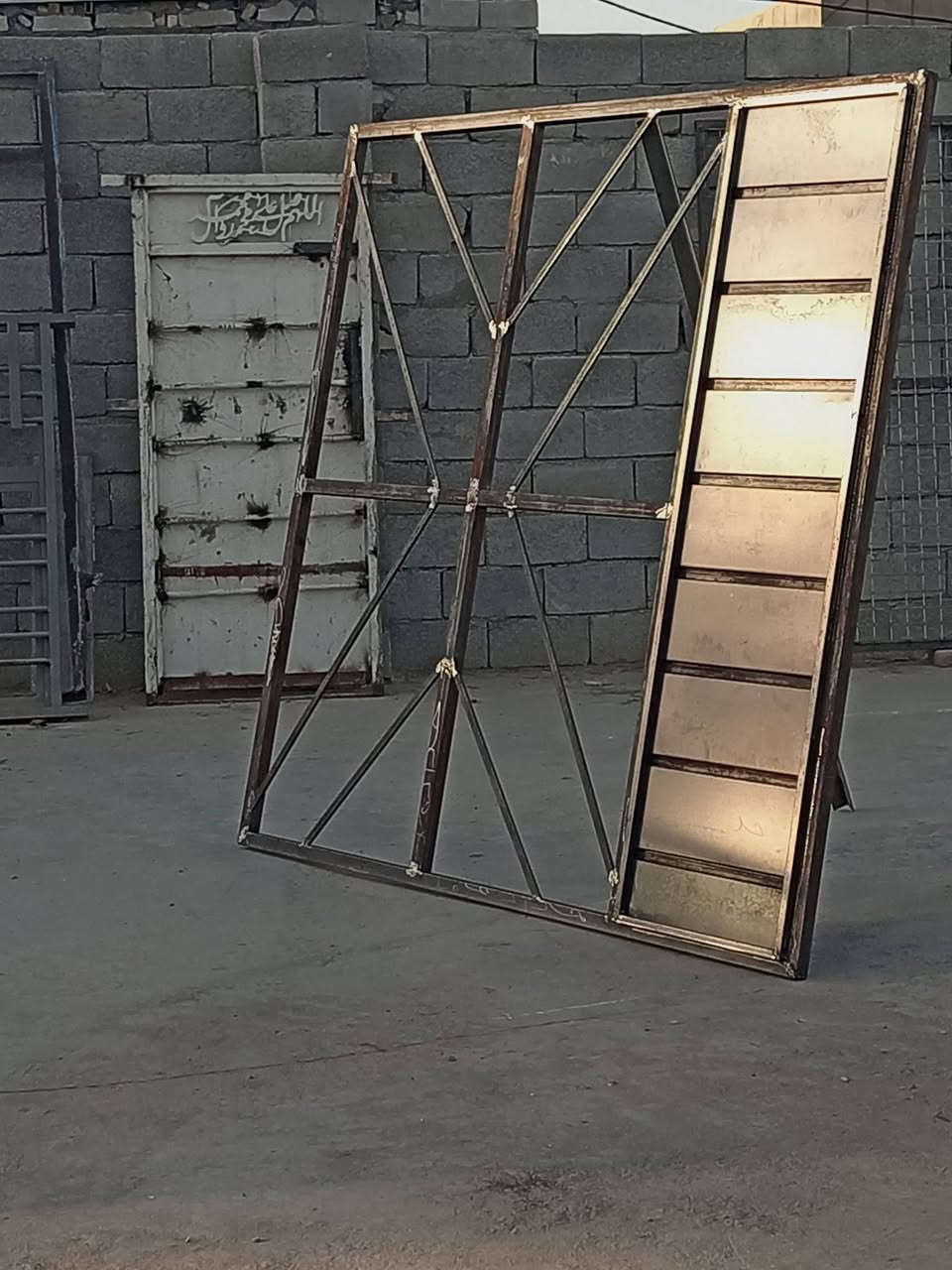 على بركة الله نبدي
سكلة وحداده عامه
بيع الابواب والشبابيك
على شارع صيني
*********** 
مجاور غسل ابو حسن
