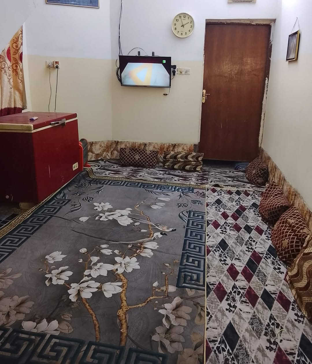 سلام عليكم بيت 100 متر 5×20 طابق ونص 
غرف 2 + صاله2+ مطبخ + استقبال +مجاميع صحيه 3  المكان الأمن الداخلي منطقة 23
السعر 88 مع المجال الاستفسار ***********
