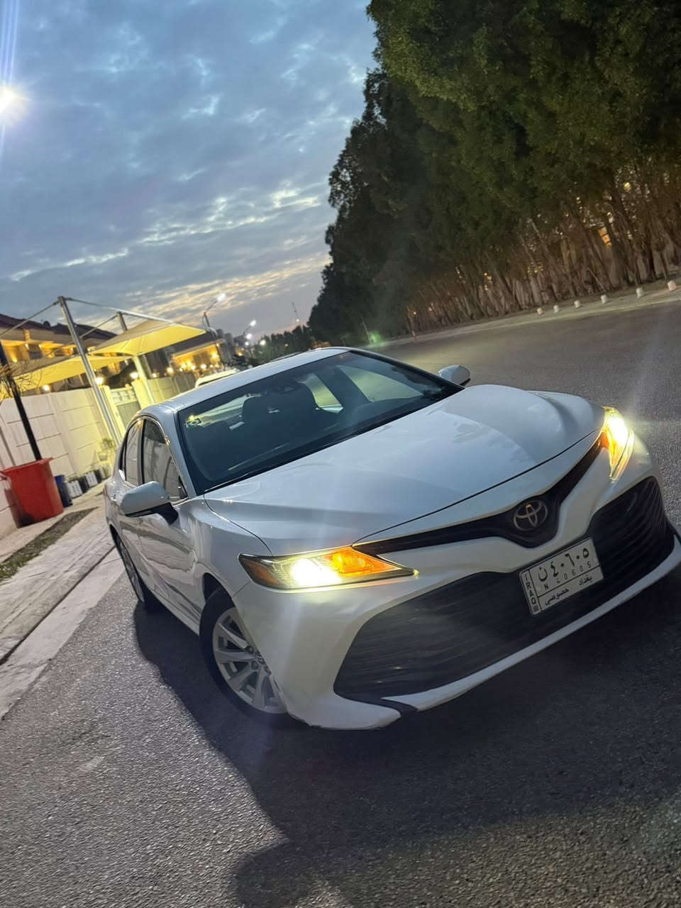 للبيع: تويوتا كامري LE 2018

✨ المواصفات الأساسية:
• الموديل: 2018.
• الفئة: LE.
•الممشى : 99700 الف ميل
• اللون: أبيض (White Pearl).
• المحرك: 4 سلندر، سعة 2.5 لتر 
• ناقل الحركة: أوتوماتيك 8 سرعات.
🛡️ الميزات والتقنيات:
• نظام الأمان: تويوتا Safety Sense (تنبيه مغادرة المسار، مثبت سرعة راداري).
• الراحة: مقاعد قماشية مريحة مع تحكم كهربائي لمقعد السائق.
• الترفيه: شاشة لمس تدعم Bluetooth و USB مع كاميرا خلفية واضحة.
• الإضاءة: أنوار LED أمامية نهارية.
• الدخول: دخول ذكي وتشغيل بصمة
✅ حالة السيارة:
• السيارة بحالة ممتازة (شرط الفحص: جير، ماكينة، شاصي). 
الحادث تقرير غرق
• داخلية نظيفة جدا
• صيانة دورية منتظمة.
📍 الموقع: كربلاء المقدسة 
💰 السعر المطلوب: [185] (قابل للتفاوض البسيط للصادقين).
📞 للتواصل والاستفسار: [***********] أو عبر الرسائل الخاصة.
