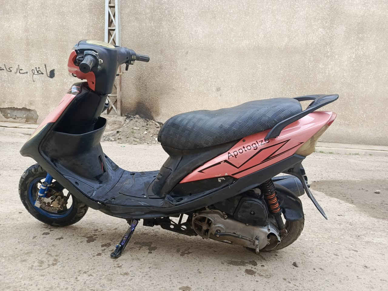 سلام عليكم ورحمة الله 
دراجة ماكس عدلة للبيع نظيفة وجاهزة شغالة سلف هندر كهربائيات اشاير كلشي شغال بيها بس اليدة مال بريك الخلفي مكسورة وهاهية
سعر 450 الف بيها مجال للشراي
العنوان بعقوبة المفرك تقاطع الطرق والجسور
***********
