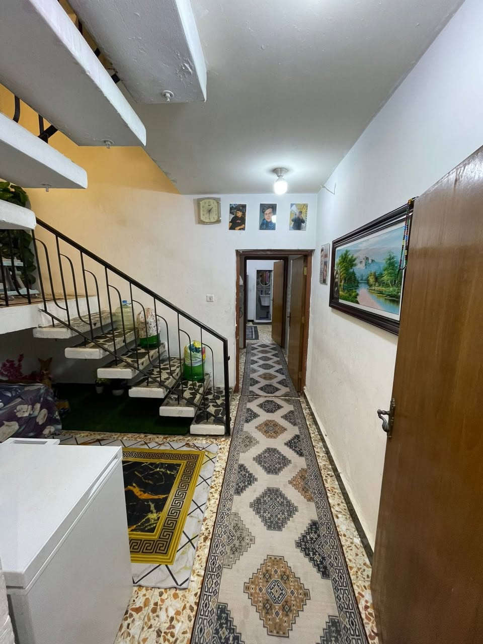 دار للبيع مساحه ٨٠م ركن الشعب حي التجار يتكون من ثلاث غرف نوم واستقبال ومطبخ تواليت خارجية ومنور داير البيت غرفتين نوم سويت للاستفسار واتساب ***********
