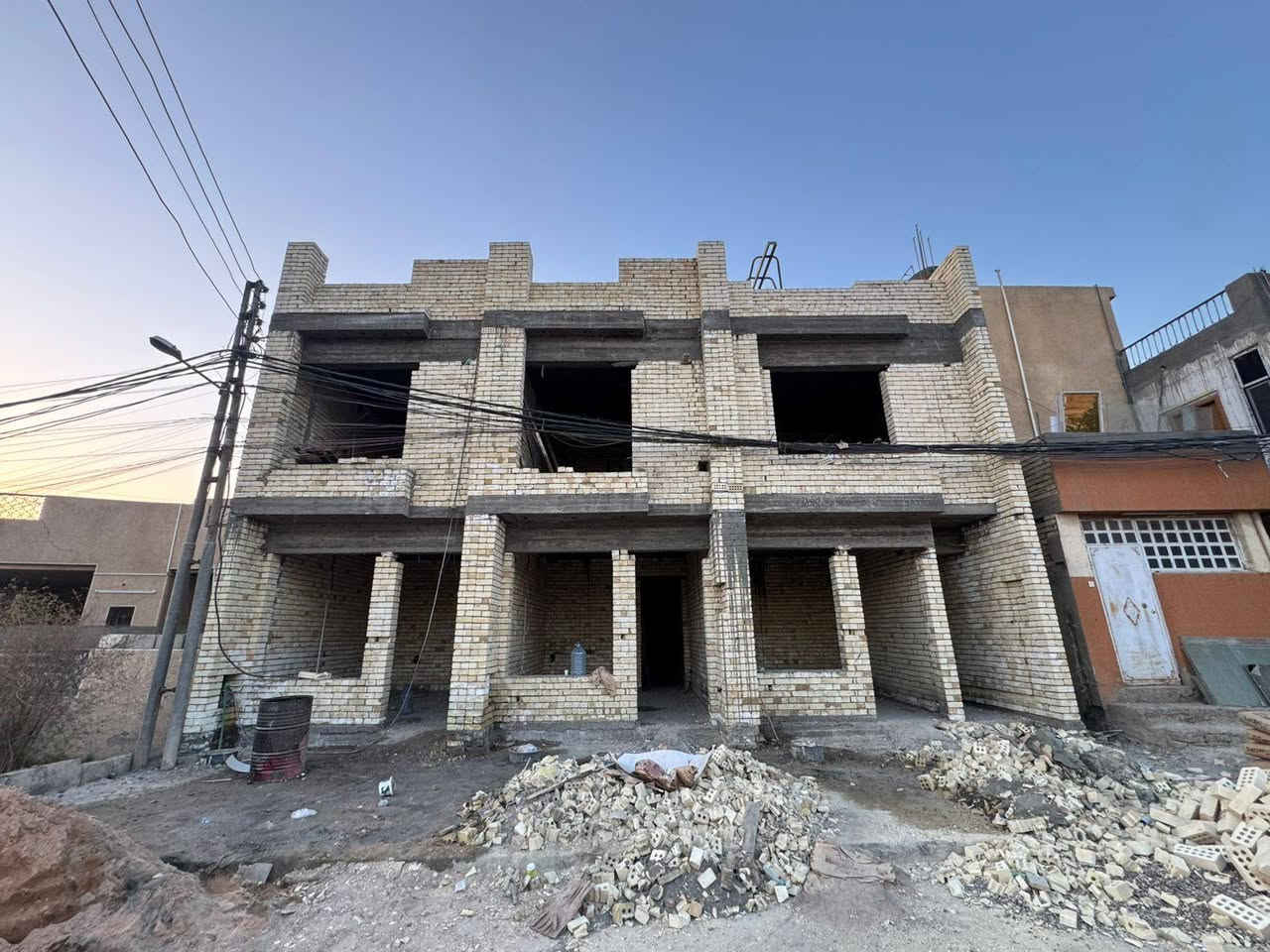 #يعلن مكتب الجوهره للعقار
مشتملات عدد (2) 50متر
ومشتمل واحد 60متر للبيع 🏡🏡🏡

كل مشتمل ثلاث طوابق 3غرف نوم و3صحيات 

علئ شارع 20متر رصيف 4متر 

بناء مستقل غيرمشترك 🏚️🏚️🏚️

 50متر واجهه4متر  
نزال 13متر 
60متر واجهه واجهه 5متر نزال 13متر  

بناء حديث درجه اولى 
يحتوي على صاله ومطبخ وحمام 
الطابق الثاني
غرفتين نوم.  حمام. عدد 2
طابق الثالث غرفه نوم وسطح امامي 

العنوان :: بغداد حي الجهاد الضباط مربع الذهبي خلف الشارع العام مباشر  

للستفسار ***********وتساب 
***********وتساب 
مكتب الجوهره للعقار
