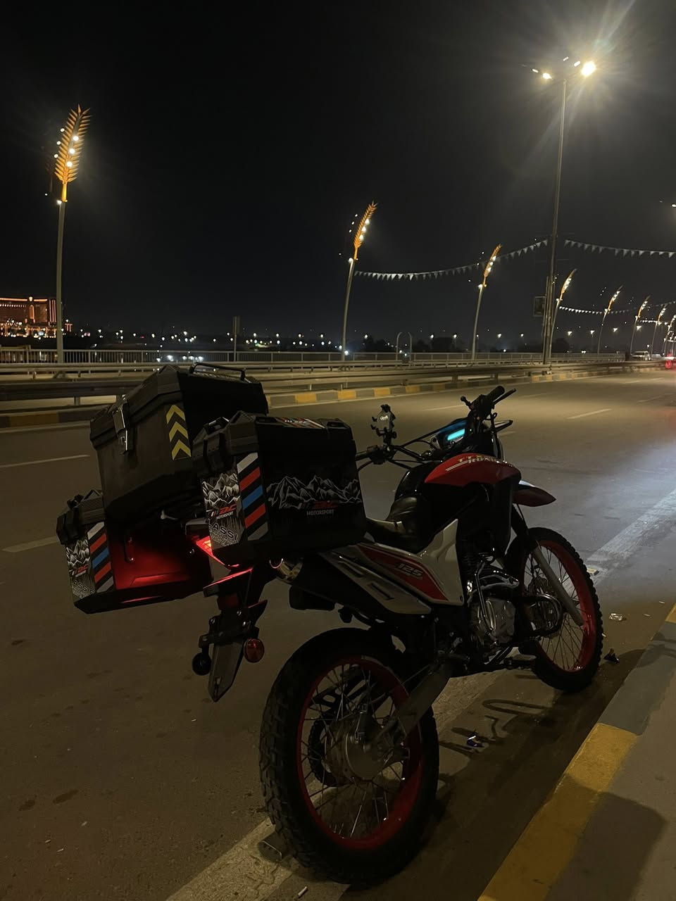 سلام عليكم قفاز لونسون موديل 2025 حجم المحرك 125c الدراجة ما بيهة اي نقص المحرك كفالة ما مفتوح ولا برغي  او الدراجة خير من الله السعر مليون 400 او بيهة مجال الرقم ***********
