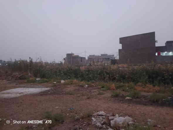 السلام عليكم عندي قطعه ارض للبيع المساحه الكليه 170 متر طابو زراعي سند 25 تحويل مباشر باسم المشتري متوفره كل الخدمات بيها عرض الشارع 10 امتار ورديه سيف سعد حي ابو طالب السعر ب 15 وبيها مجال الاستفسار مراجعه مكتب عقارات الحسام اتصل على رقم الهاتف ***********+*********** اخوكم ابو مومل
