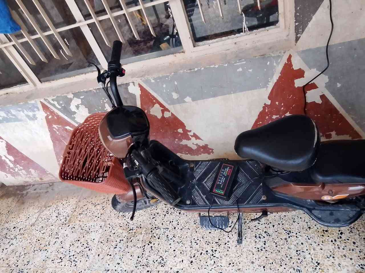 ماطور شحن للبيع مع شاحنته ماطور نضيف جاهز شغل وامشي كهربائية شغاله هورن بس هورن مفصوخ الفيشه 
العنوان موصل الايمن رقم الهاتف ***********
السعر 200 وبي مجال
