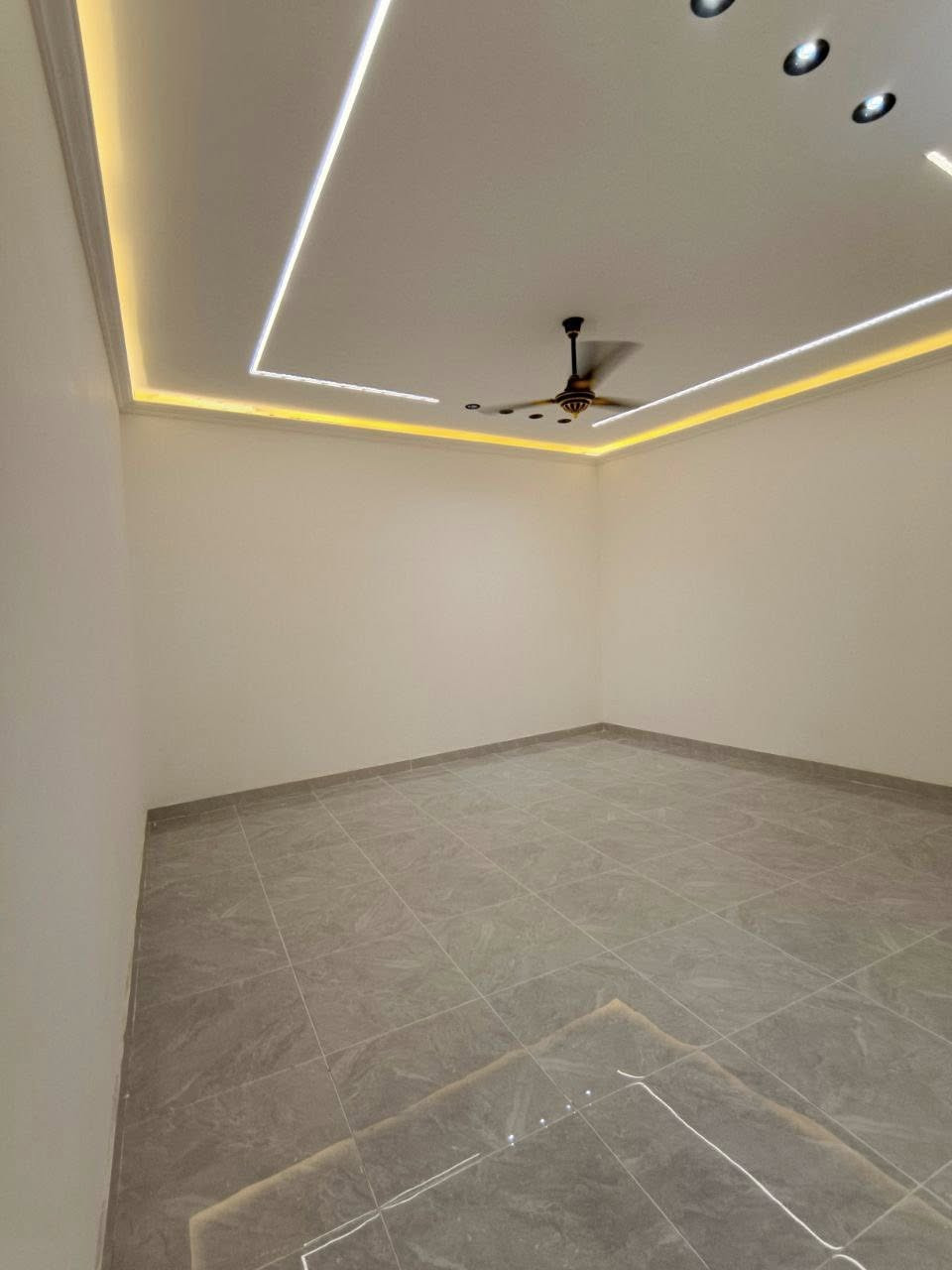 للبيع بيت  🏠 المكان الحمزه الشرقي قرب مركز الشباب خامس بيت عن شارع العام البيت يتكون من براني 6x4 ومطبخ 3x4 غرفة 5x5 نقص باب الغرفة صالة 4x5 وبيتونه مال السطح 4x5 
البيت عكادة بنيان جديد ومرتب بشكل السطح مالته شتاكير حته الصحيات مالته مرتبهن سيراميك وديكور وطارمة ومنور وحمام داخلي وصحيات خراجية البيت ما ناقصة كلشي فذ ملاحضات قليلة  اللاتصال ***********
