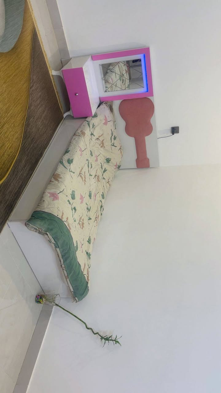 السلام عليكم
غرفة اخشاب بناتية تتكون من 
سرير عدد 2
كومدي وسط بين السريرين 
كنتور سلايت 
ميز مرايا 
السعر / 350 الف 
العنوان / نواب الأمين 
***********
