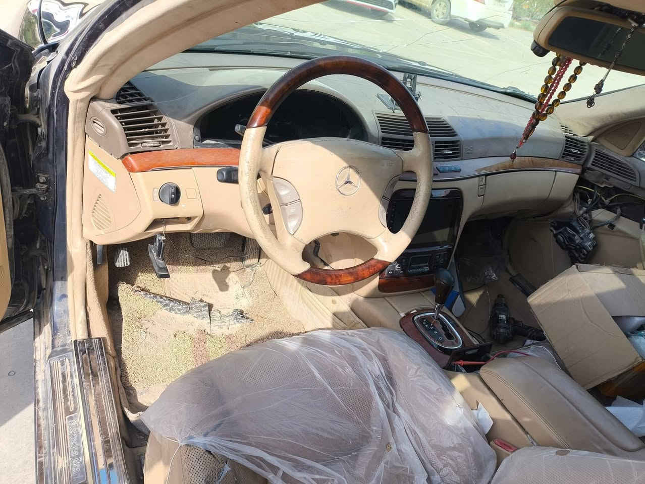 داخل بيجي
رقم بغداد
ويل 18
شادلها شاشه 9 انج نوعيه جدا راقية
 .شادلها كامرات محيطيه عمليه جدا 
فتحه سقف
السياره شغاله حسب الاصول و صافيه .رايدلها ترتيبات بسيطه االياخذها جناي .
مكاني بالحله و السعر 85 ورقه بي مجال جدا بسيط 
***********
