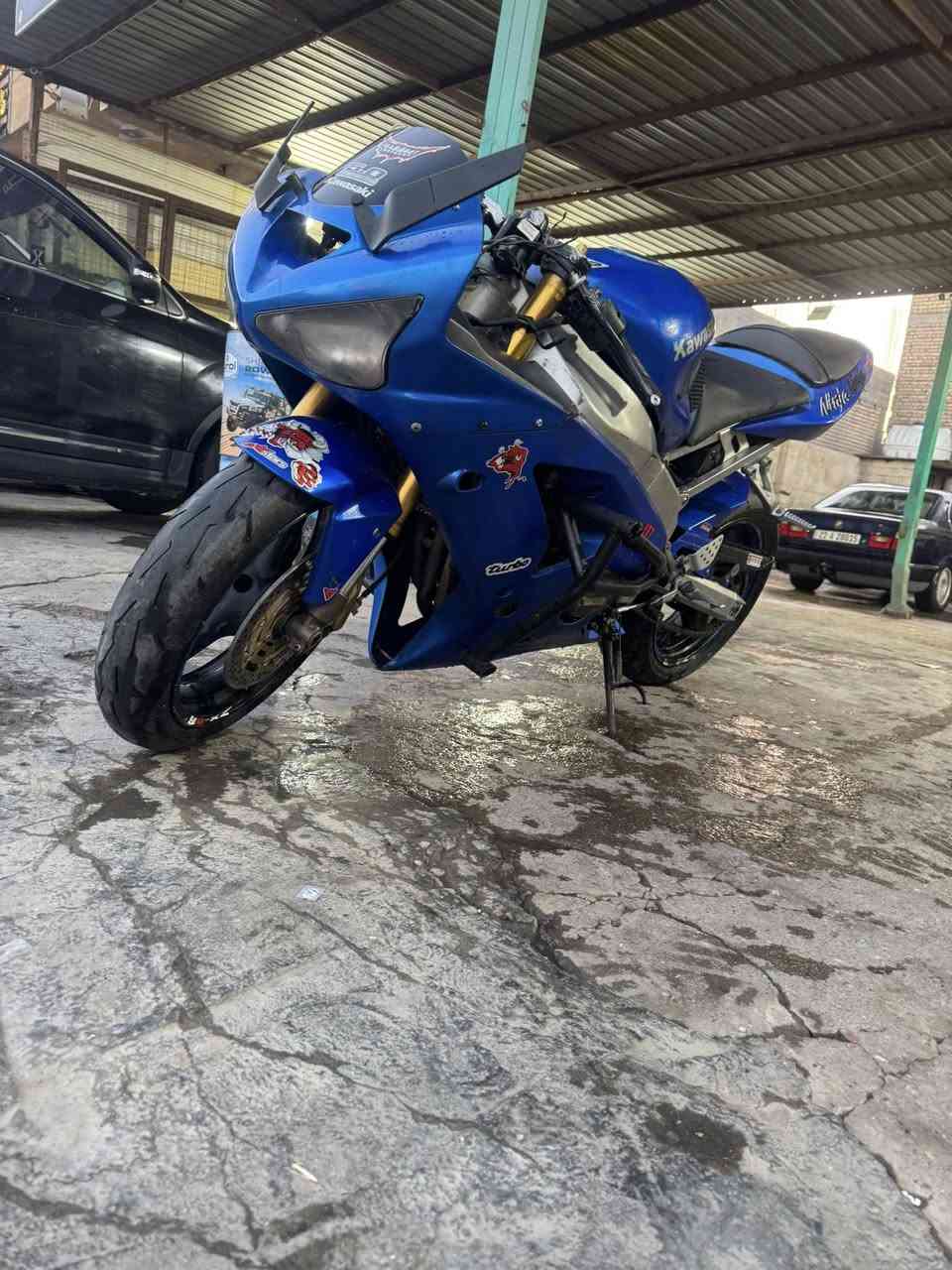 سلام عليكم كاوسكي 2004
دراجه شلعه ومعدل تخبل نكره شوكت ما تريدها عليها ادامه جديده مي دهن بلكات تنضيف ثلاجه ملف جديد بجيس كتف بجيس شحنه يخبل 
دروعه جديده 
كهربيات كلها شغاله 
أوراق كامله 
دشبول يردله برمجه 

مناقصه شي دراجه كبل لشارع 

السعر 22 وبيها مجال 
مكان: الحسينيه 
رقم : ***********
