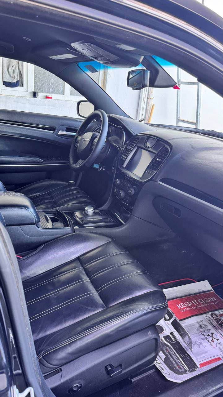 اصفات ال S معروفه عدا الفتحه 
سياره نضيفه غرفتها جديده كشنات جلد حضن 
كامله ومتصرف عليها 
بس مشط الستيرن شويه بي صوت وشكد يكلف ينزل من سعرها 
باقي السياره جاهزه للاخير معدل 260 
تخم تاير بيها جديد باتري جديد صدرها جديد 
سعرها 180  
مكاني ديالى بعقوبه 
*********** بعقوبة, ديالى
