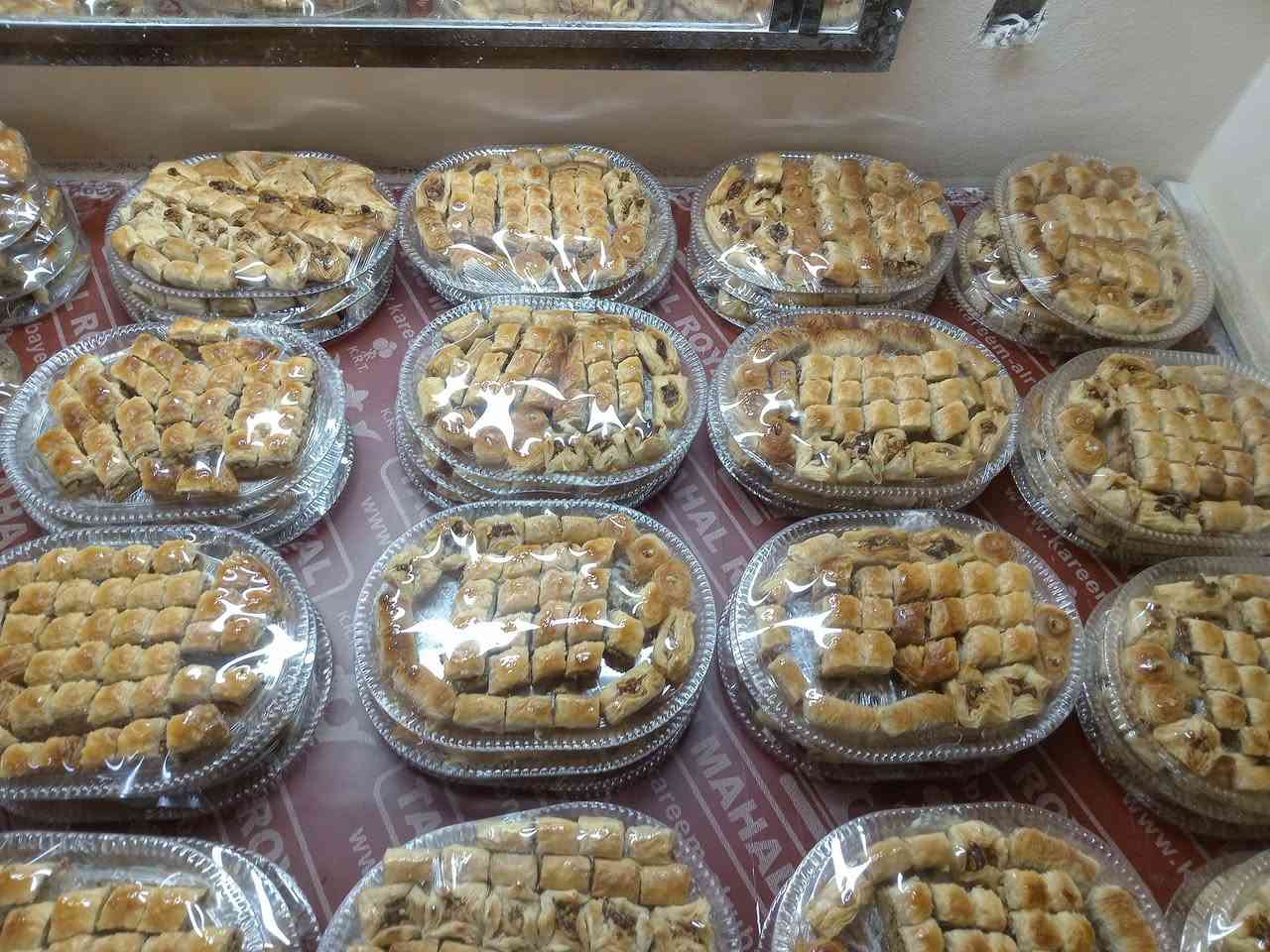 السلام عليكم يتوفر حلويات نور المصطفى جمله ومفرد بقلاوه جوز  ملفوف جوز زنود الست بالقشطه موصل حي الوحده سايدين الكنيسه رقم الهاتف ***********
