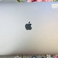 عندي MacBook pro2017 معالج كوراي 7حجم الشاشة 15 انش هارد 512 رام 16 4G...