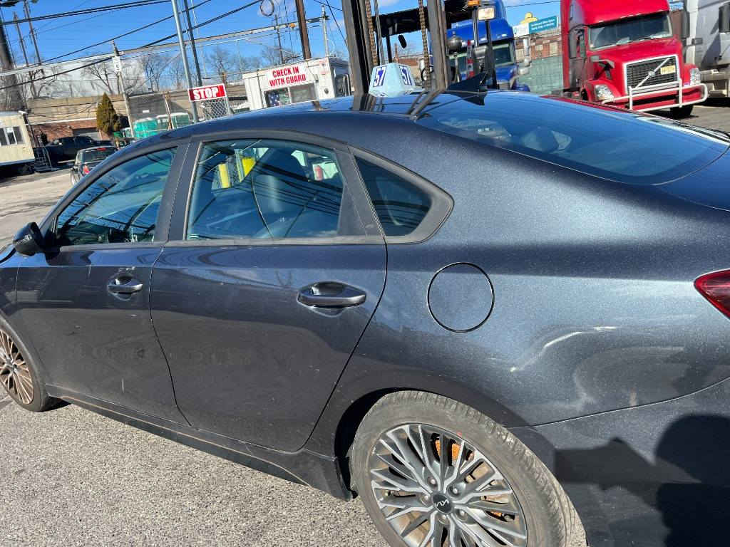 السلام عليكم كيا فورتي للبيع كما موضح بالصوره السياره بعدها ممصلحه  وبدون رقم على الحادث مال امريكا موديل 2023السعر 135الاتصال بالرقم***********
