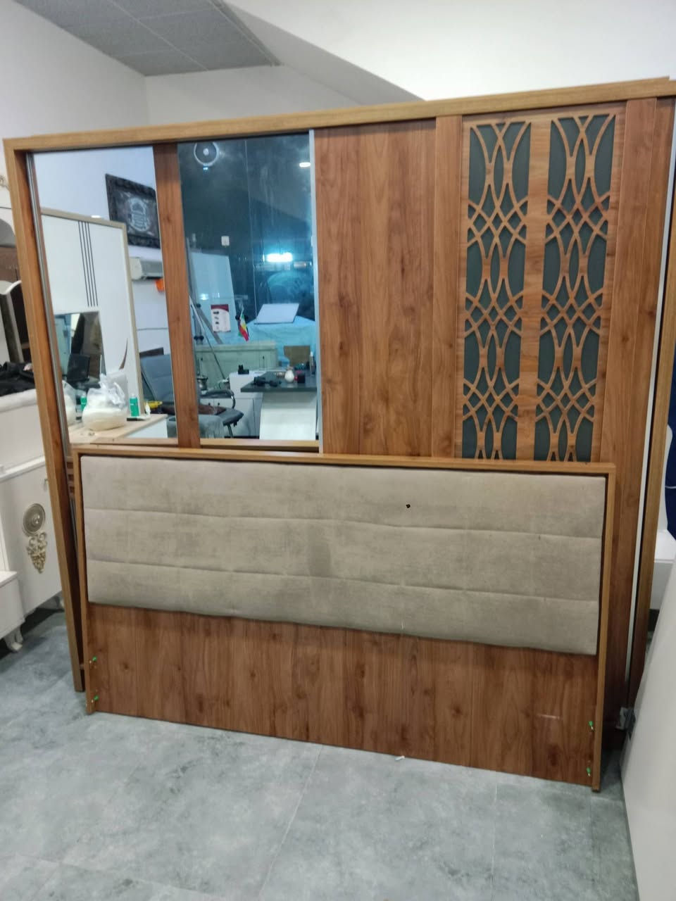 غرفة نوم 5 قطع للبيع مع شد ونقل ودوشك سعر 350 للتواصل ***********
