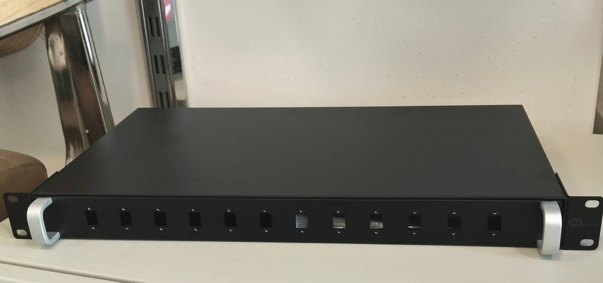 وصلنا جديد🔥🔥
 ODF MR 12 Port SC SX (With out Pigtail) و ODF MR 24 Port SC SX (  With out Pigtail) 🔌
يُستخدم لتنظيم وتوزيع كيبلات الفايبر داخل الشبكات بشكل مرتب وآمن.
يأتي بعدد منافذ 12 و24 بورت لمرونة أكبر حسب حجم المشروع.
يدعم SC Simplex لتوصيل سهل وفعال.
تصميم متين يساعد على حماية الألياف وتقليل الفقد والتشابك.
بدون Pigtail ليعطيك حرية اختيار النوع المناسب حسب احتياجك.
✨ حل احترافي لتنظيم شبكات الفايبر بكفاءة وثبات عالي!
📌 متوفر الآن لدى ETSI  —حلول أحترافيه لشبكات الألياف الضوئية 
🚗تتوفر خدمة توصيل لجميع المحافظات
لاتفوت الفرصة !  أطلب الآن:
للاستفسار أو الطلب :
📞 ***********
📞 ***********
📩 info@etsiraq.com

📍 شارع الصناعة – قرب فلكة رئاسة الجامعة التكنولوجية
