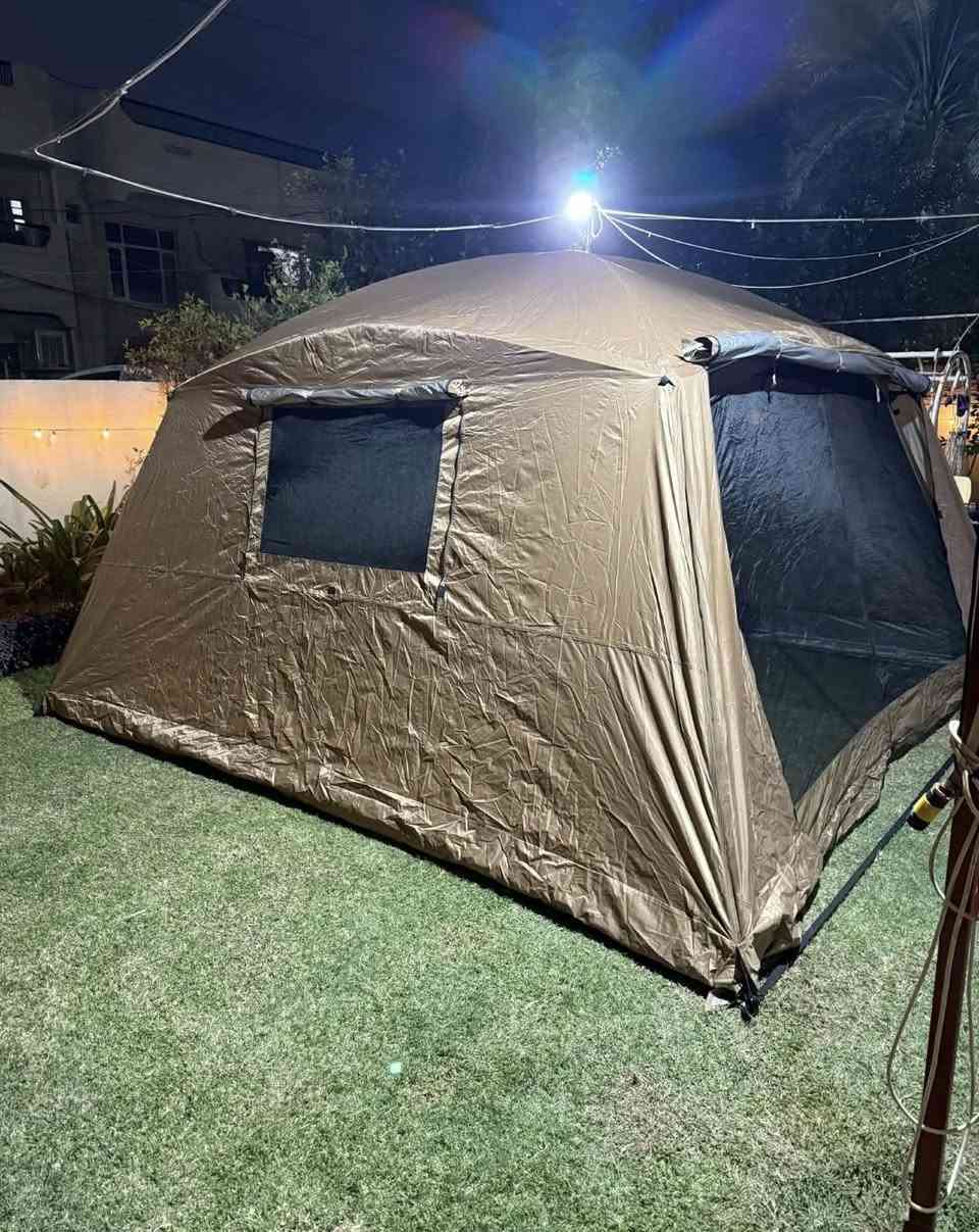 السلام عليكم للبيع خيمة ماركة موكي MOQI عبارة عن خيمتين ناموسية وتجي فوكاها خيمة ثانية تتركب فول الناموسية للاجواء الباردة تحتوي على شباك عدد ٢ وابواب عدد ٢ وتغلق بشكل كامل قماش ووتر بروف ضد الماء 
الخيمة بدون ارضية 
قياسها ٣ متر و ٦٥ سانتمتر مربعة وارتفاعها ٢ متر و ٢٠ سانتمتر 
تواصل خاص او *********** واتساب 
توصيل متوفر
