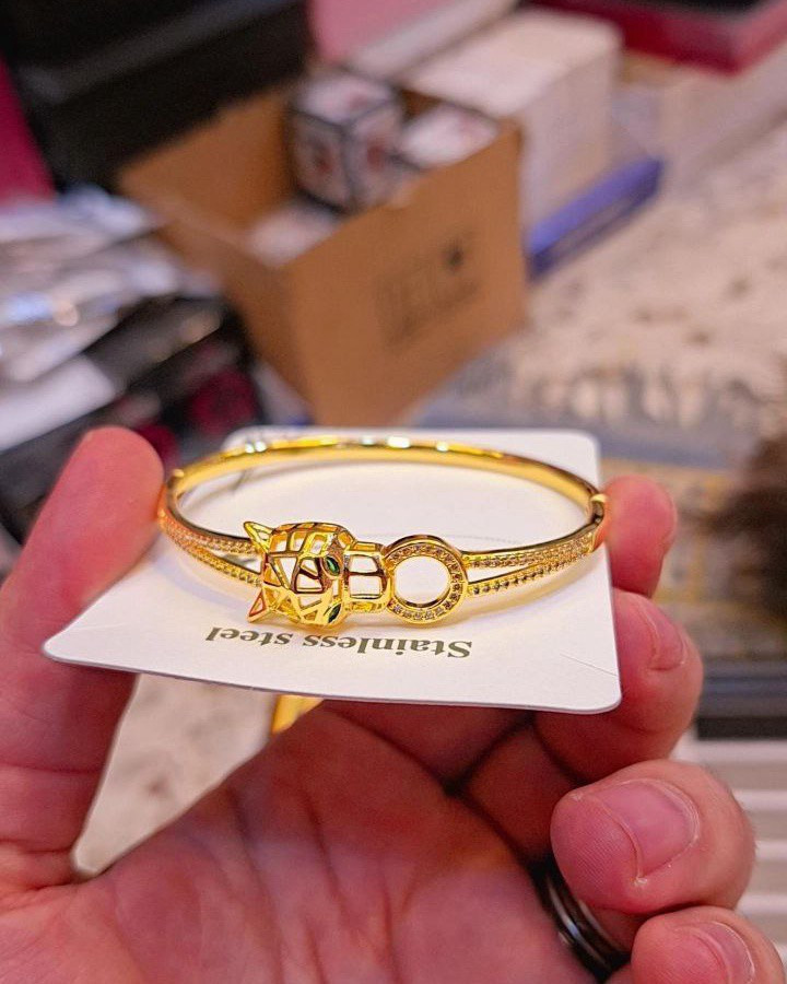 *🎉 عيدية شانيل وصلت 🎉
 أناقتك ما تنقاس بالسعر... سوينالك هدية على كل طلبية:

*🛍️ تسوقي بـ 25,000 دينار*  احصلي على هديه مجانيه 
 اسوارة ذهب برازيلي *أو* قلادة برازيلي - اختاري اللي تحبين

*🛍️ تسوقي بـ 50,000 دينار*  احصلي على هدية شانيل 
ساعة  الفخمة + اسوارة هدية

*🛍️ تسوقي بـ 100,000 دينار*  احصلي على هدية=  طقم قلاده أو  ساعه مع اسوار  من شانيل 👑

✅ ضمان لون وجودة سنة كاملة  
🎀 تغليف هدايا أحمر فخم مجاناً  
⚠️ العرض ساري لنهاية العيد أو نفاذ الكمية فقط!

*شوفي كل التشكيلة والهدايا على صفحتنا:*  الانستكرام 

https://www.instagram.com/__sabreen__sabreen__?igsh=MTRydHBtaHYyaHVsbA==

يتوفر واتساب.     ‏‪***********‬‏
