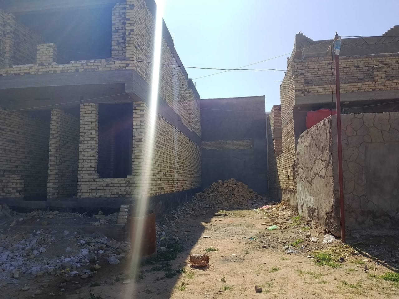 سلام عليكم للبيع قطعه 150م واجه 10نزال 15فيه هيكل طابقين في حي الحسين خلف بانزينخان  اليسار اول شارع قريب على الخدمي مقابل حديقه السعر 120 تليفون ***********
