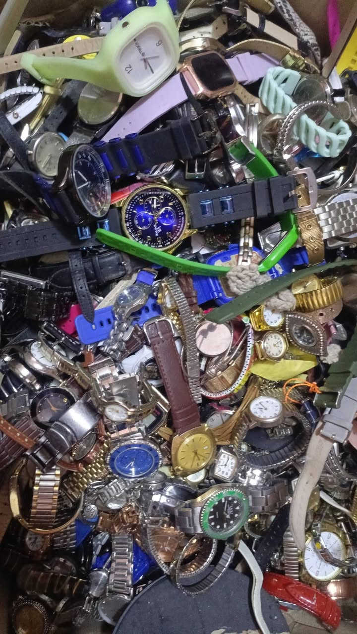 اخوان ساعات باله كله ياباني وكلشي يطلع بي القطعه ب 4 شكد متريد متوفر  عشوائي مو انت تختار والقطعه بس ب 4الاف واتساب ***********
