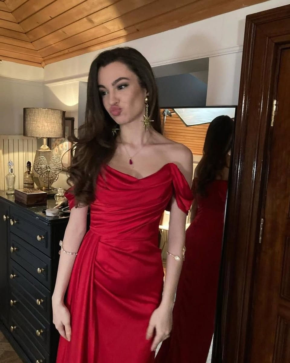 فستان سهرة ساتان كحلي
تصميم كتف واحد، يبرز القوام
الحجم 40
يشبه فستان الممثلة اللي بالصورة
اريدو ب 50 ألف بنات وبي مجال


**إذا كنت صاحب هذا الإعلان وتريد حذفه لأي سبب، رجاءا أرسل رسالة إلى الدعم الفني**