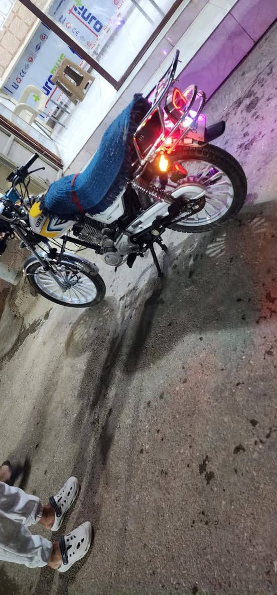 السلام عليكم
دراجه سونك 2024شكل 2025
واحد على واحد 
نضافه خير من الله مكينه فول اوراق كامله. 
700 وبي مجال 
شراي اتصل ***********
مكـاني دله عباس .
