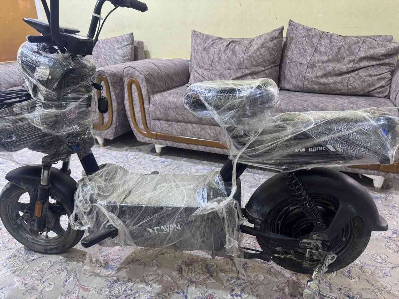 دراجه شحن شركة الريان تمشي 40 موديل 2024 جديدة   حجم 14 مابيه عطل بس شكم حاجه نقص سعره 350 وبيه مجال ***********
