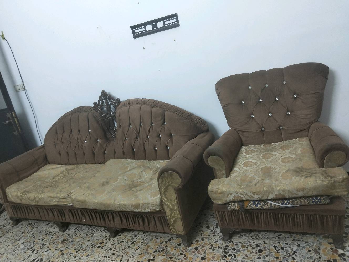 السلام عليكم أغراض مستعملة للبيع مستعجلة على بيعهم لأنني أريد اسافر وسعرهم جد مناسب موقع بغداد كريعات  كويتي  للتواصل على رقم 
7806435815
الأغراض كلها شغالة زين لو بيها أي عطل، صوت، ضعف تبريد/عصر، أو أي صيانة سابقة؟: 
غسالة فيها عطل بسيط
شنو السعر لكل غرض لو تريدهن دفعة وحدة؟ وهل السعر قابل للتفاوض؟: 
تلاجة حجم كبير تجميد حلو طباخ و براد كونتر تلات قطع حجم متر تخم عشر مقاعد وضرر واضح في صورة غرفة نوم تركي  ترباية و كنتور كبير سلايت كوميدي اتنين طابلات أربعة  وحدة كبيرة و تلاته صغار نفس نوع طبلات اتنين صغار دائرين الكل بسعر جد مناسب 850 وفي مجال
وين المكان بالضبط ببغداد حتى اللي يريد يجي يفحص ويشوفهن؟: 
بغداد كريعات الكويتي
تريد البيع مع الملحقات كلها لو أكو شي ناقص مثل الأدراج، الرفوف، الخراطيم، أو الغطا؟: 
بردايات أربعة 